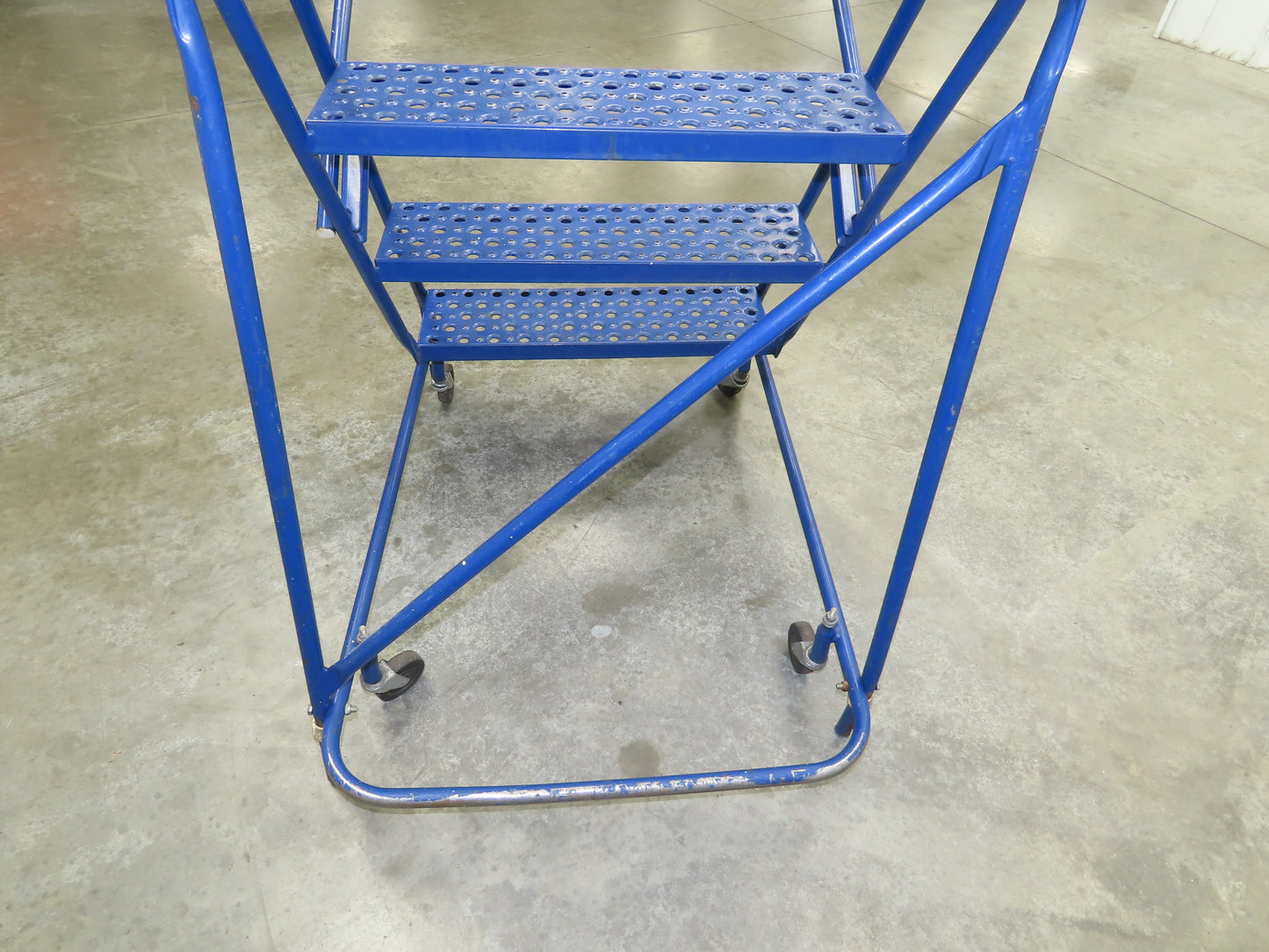 Ballymore Rolling Ladder 4 Step 10" Work Platform 38" Top Step 300lbs 24" W