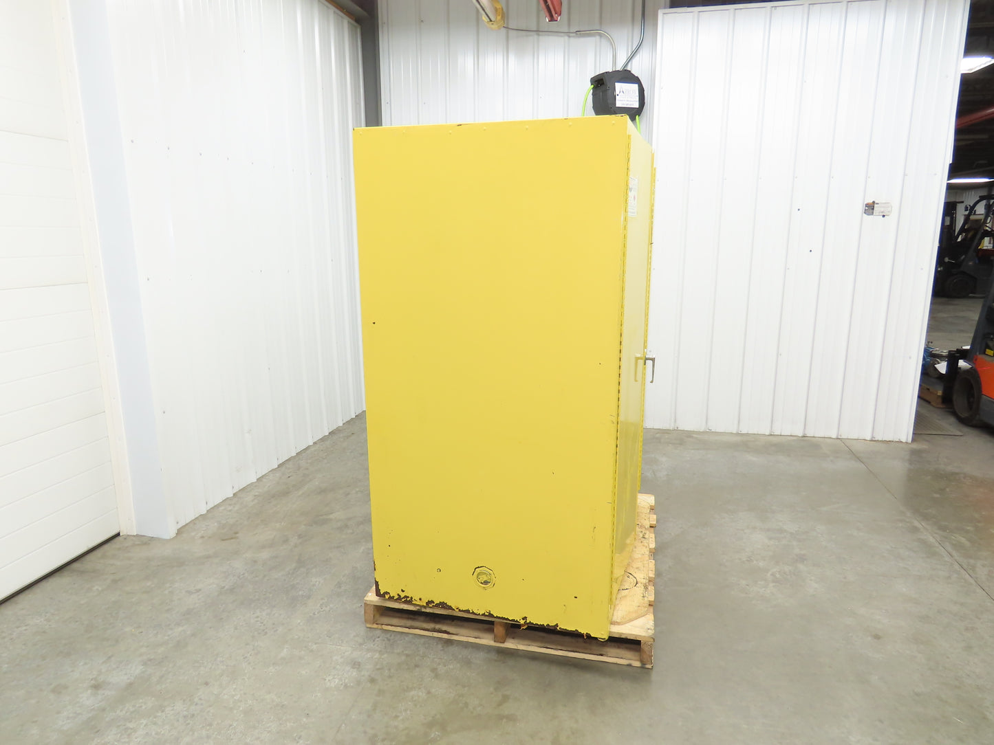 Eagle 1992 Flammable Liquid Safety Cabinet Yellow Dual Door 90 Gallon 43x34x65"