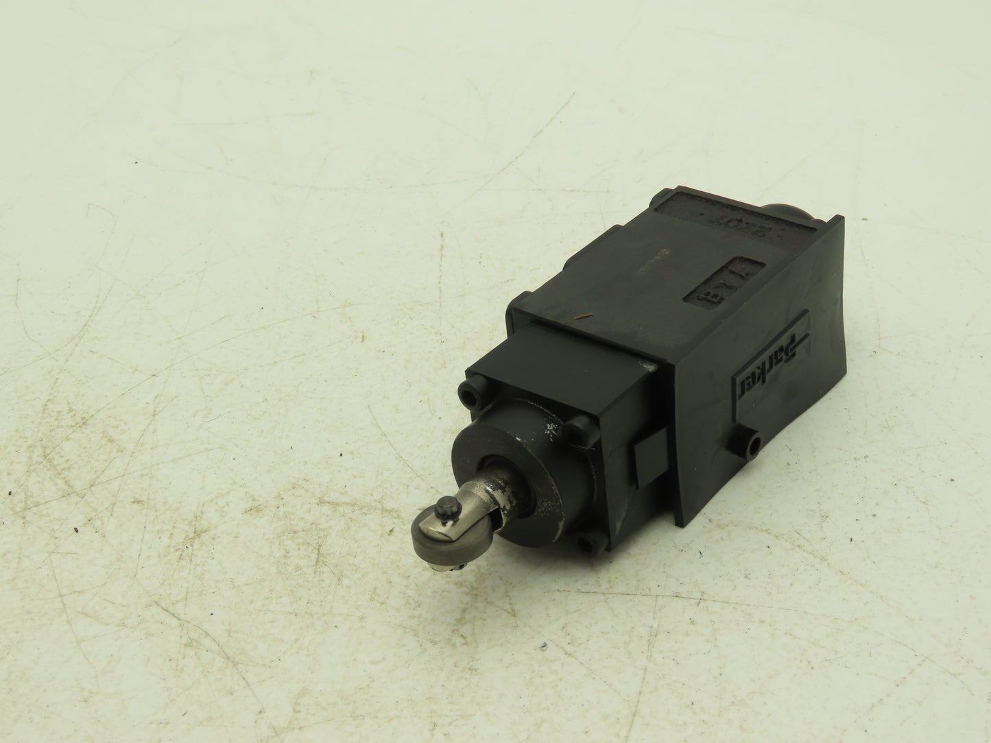 Parker D1VC1H 70 Directional Control Valve 2-Position Cam Roller 5000 PSI