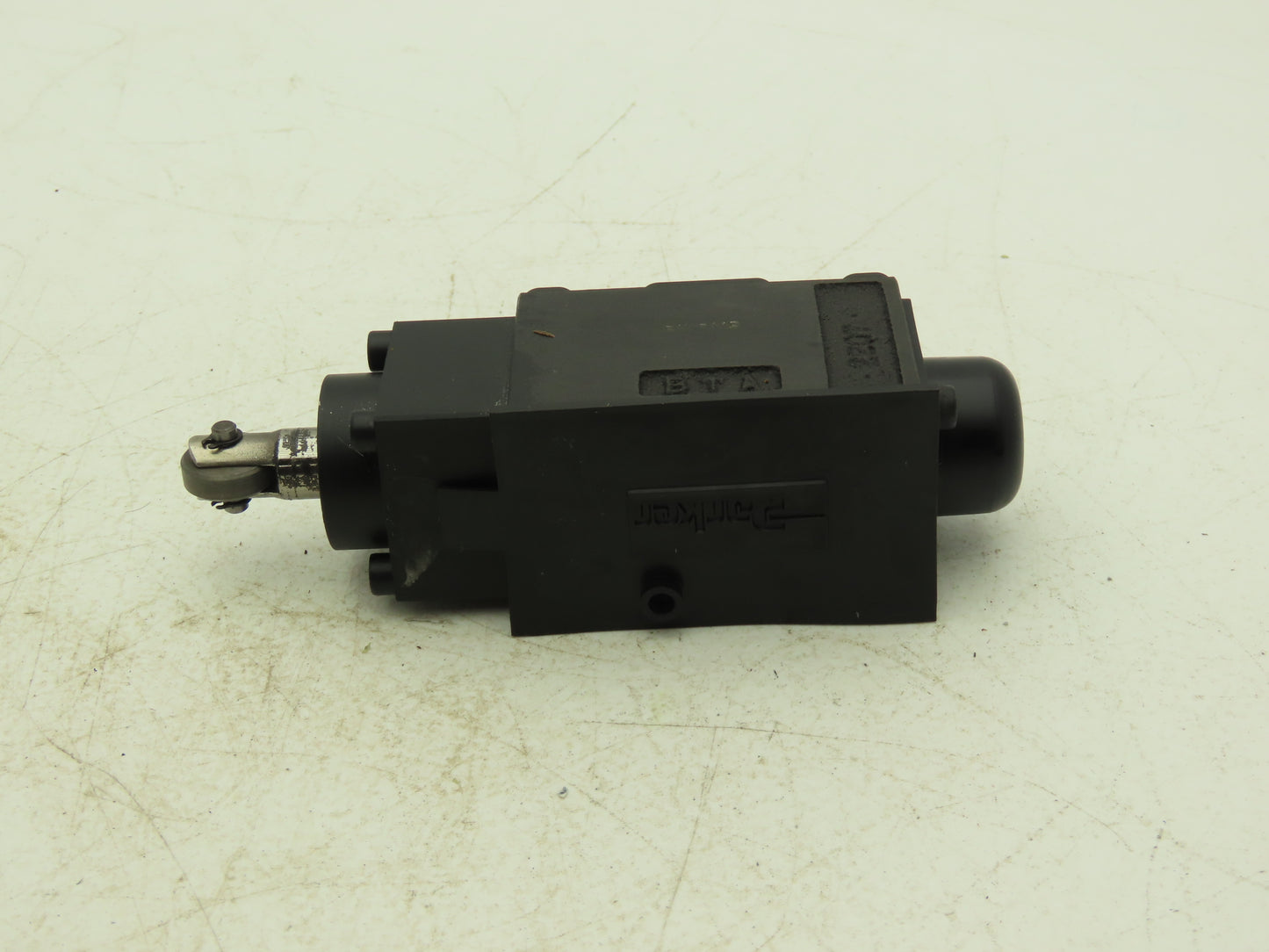 Parker D1VC1H 70 Directional Control Valve 2-Position Cam Roller 5000 PSI