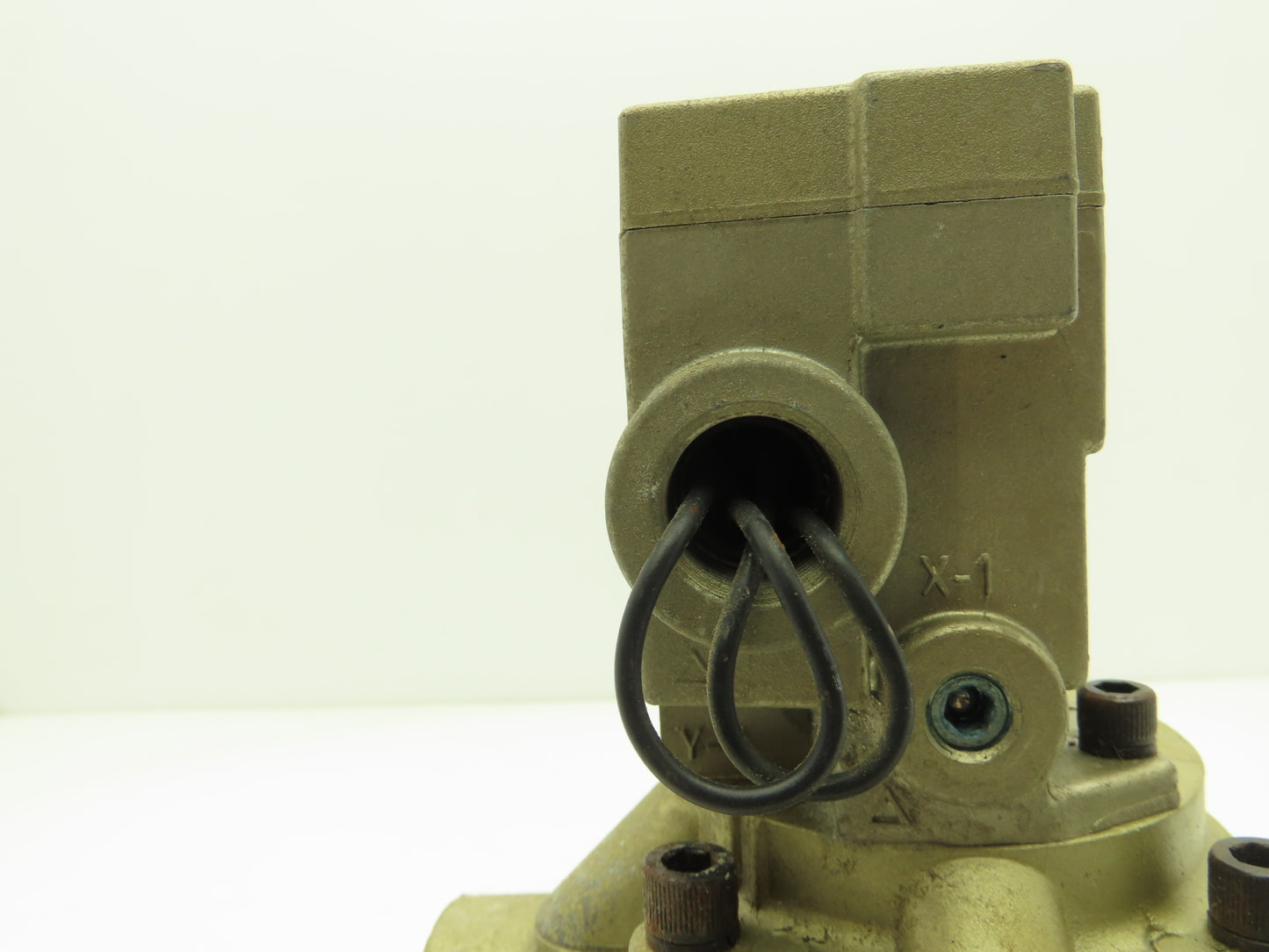 Ross 2773B8011 Pneumatic Air Poppet Directional Valve 15-150PSIG 1-1/2" NPT 110V