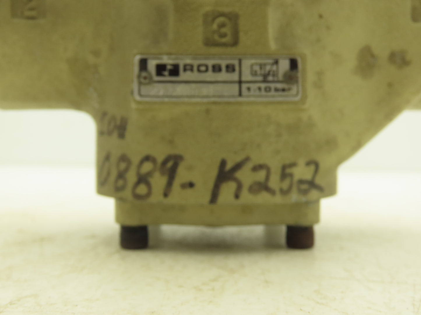Ross 2773B8011 Pneumatic Air Poppet Directional Valve 15-150PSIG 1-1/2" NPT 110V