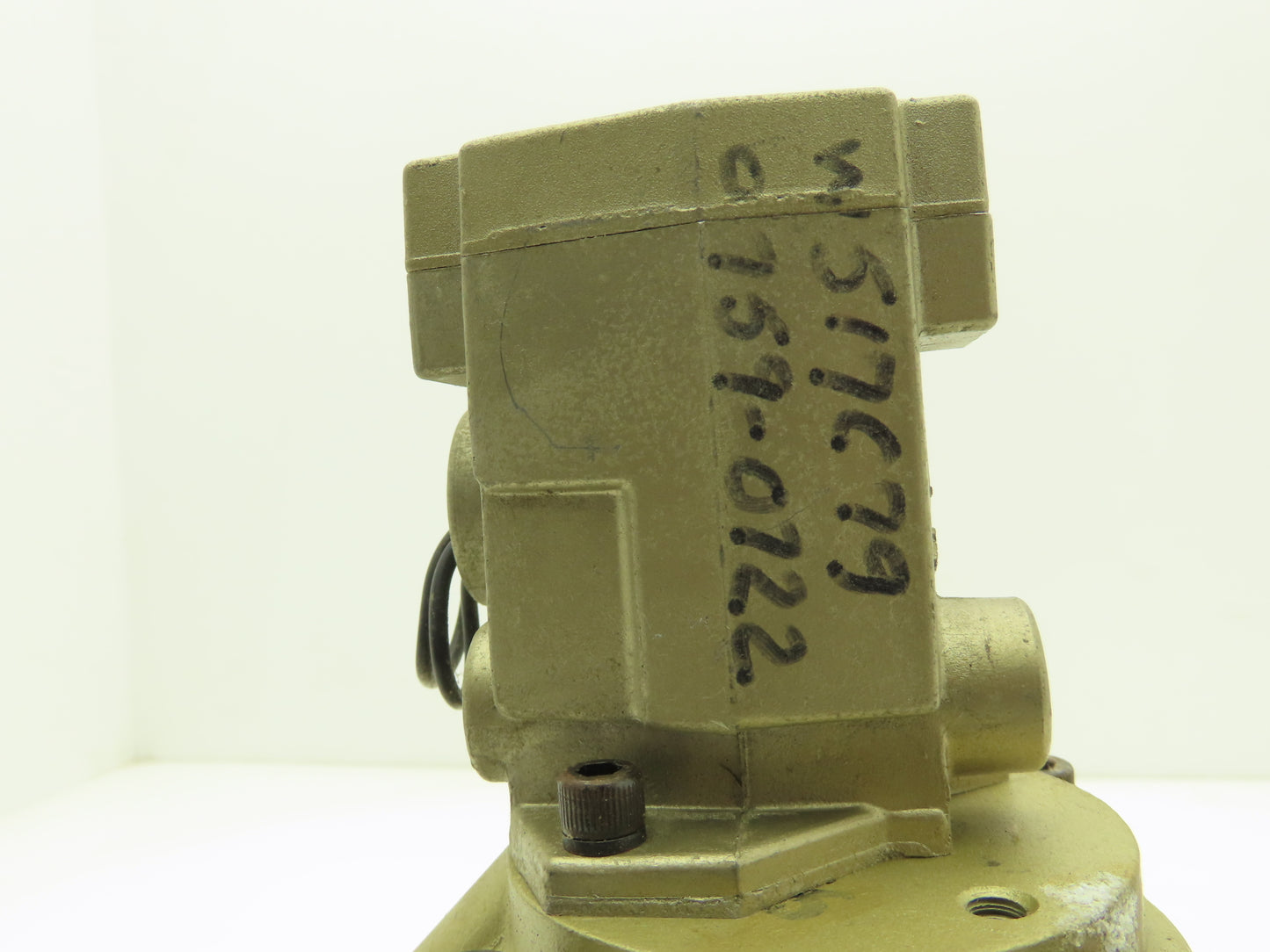 Ross 2773B8011 Pneumatic Air Poppet Directional Valve 15-150PSIG 1-1/2" NPT 110V