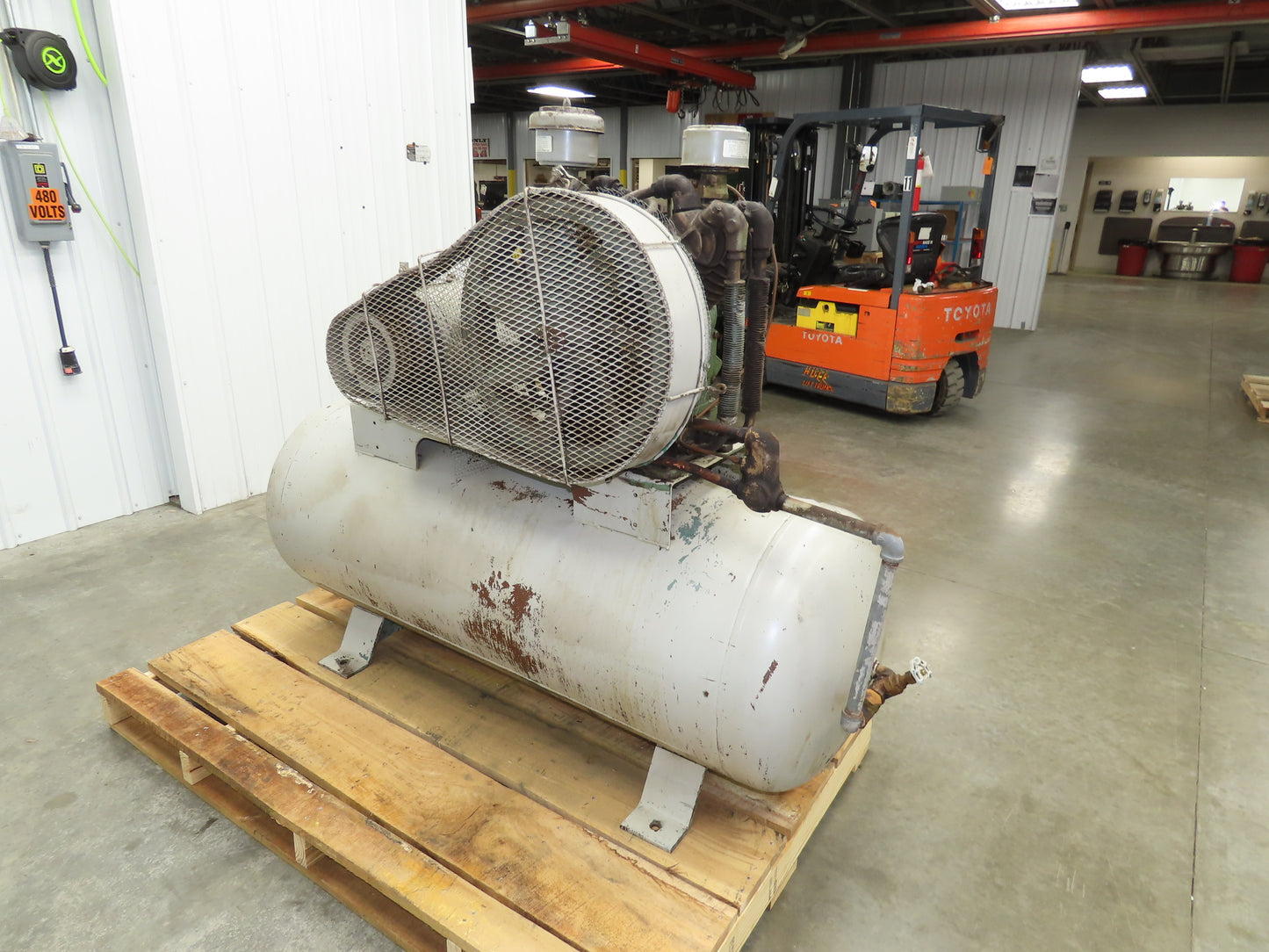 Speedaire Dayton Two Stage Air Compressor 3Ph 230/460V 10Hp 200PSI 120Gal Tank