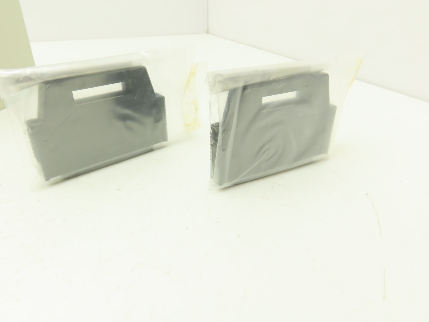 Sharp ZW-64S2 Output I/O Module DC 5/12/24VDC W/ 3K144010B Printed Circuit Board