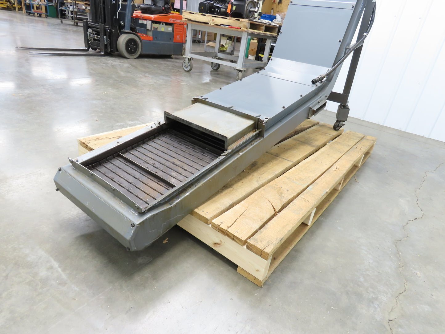 Hakusan 8' Chip Conveyor 17"W x 60" Infeed 45-49"H Discharge 230V 3PH