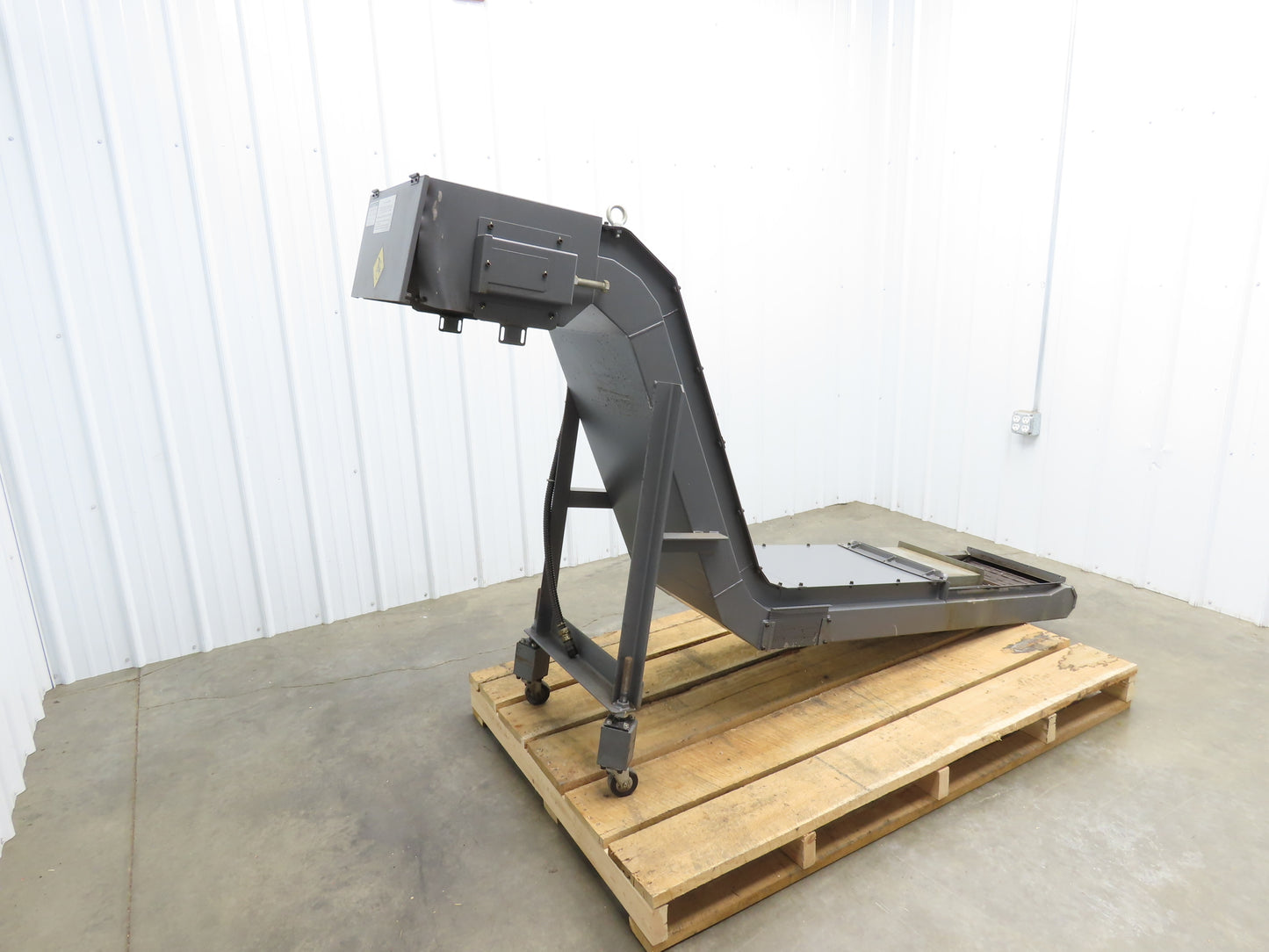 Hakusan 8' Chip Conveyor 17"W x 60" Infeed 45-49"H Discharge 230V 3PH