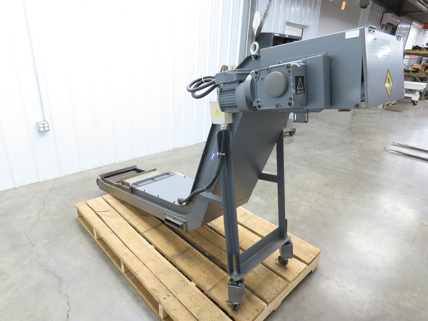 Hakusan 8' Chip Conveyor 17"W x 60" Infeed 45-49"H Discharge 230V 3PH