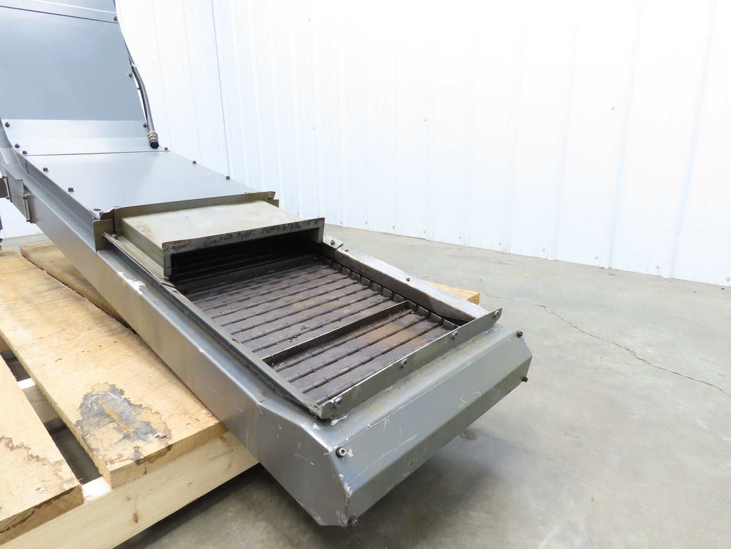 Hakusan 8' Chip Conveyor 17"W x 60" Infeed 45-49"H Discharge 230V 3PH