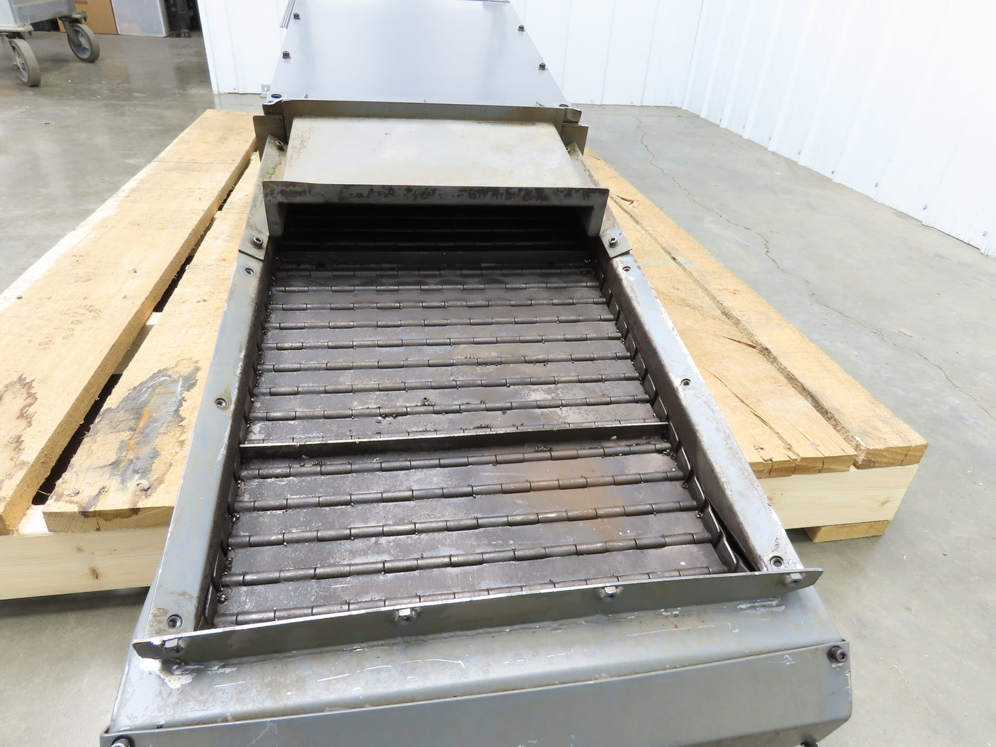 Hakusan 8' Chip Conveyor 17"W x 60" Infeed 45-49"H Discharge 230V 3PH