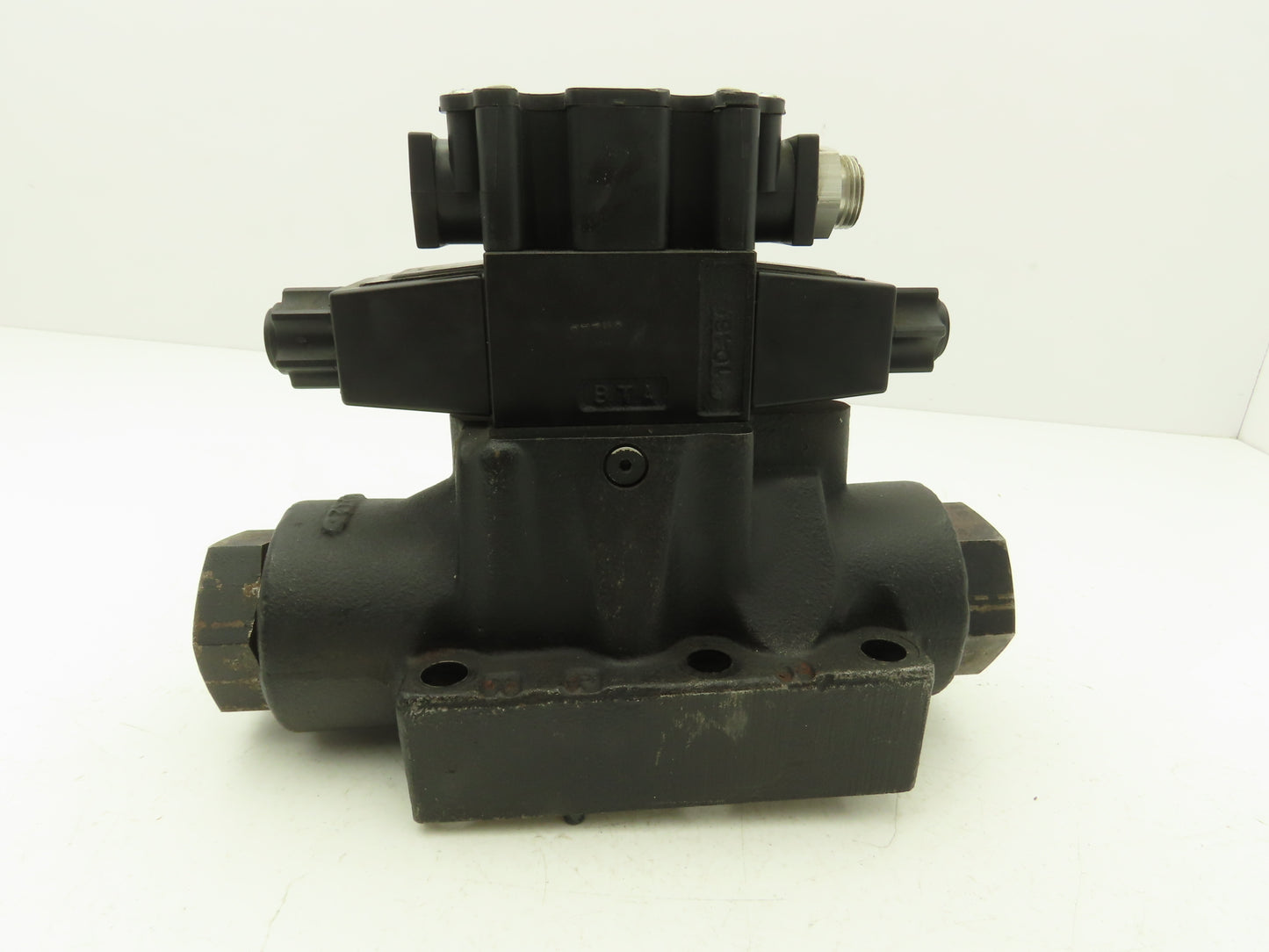 Parker D61VW4C456Y Directional Solenoid Valve 120V 50/60 Hz 3000PSI P A B Ports