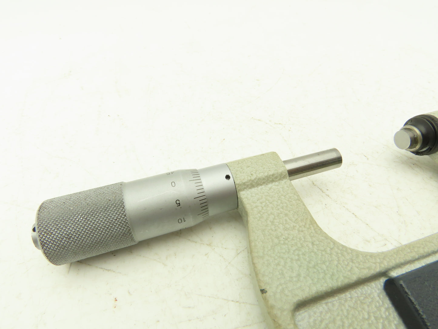 Mitutoyo 510-122 Indicating Micrometer 25-50mm Graduations .001mm Range +/- .060