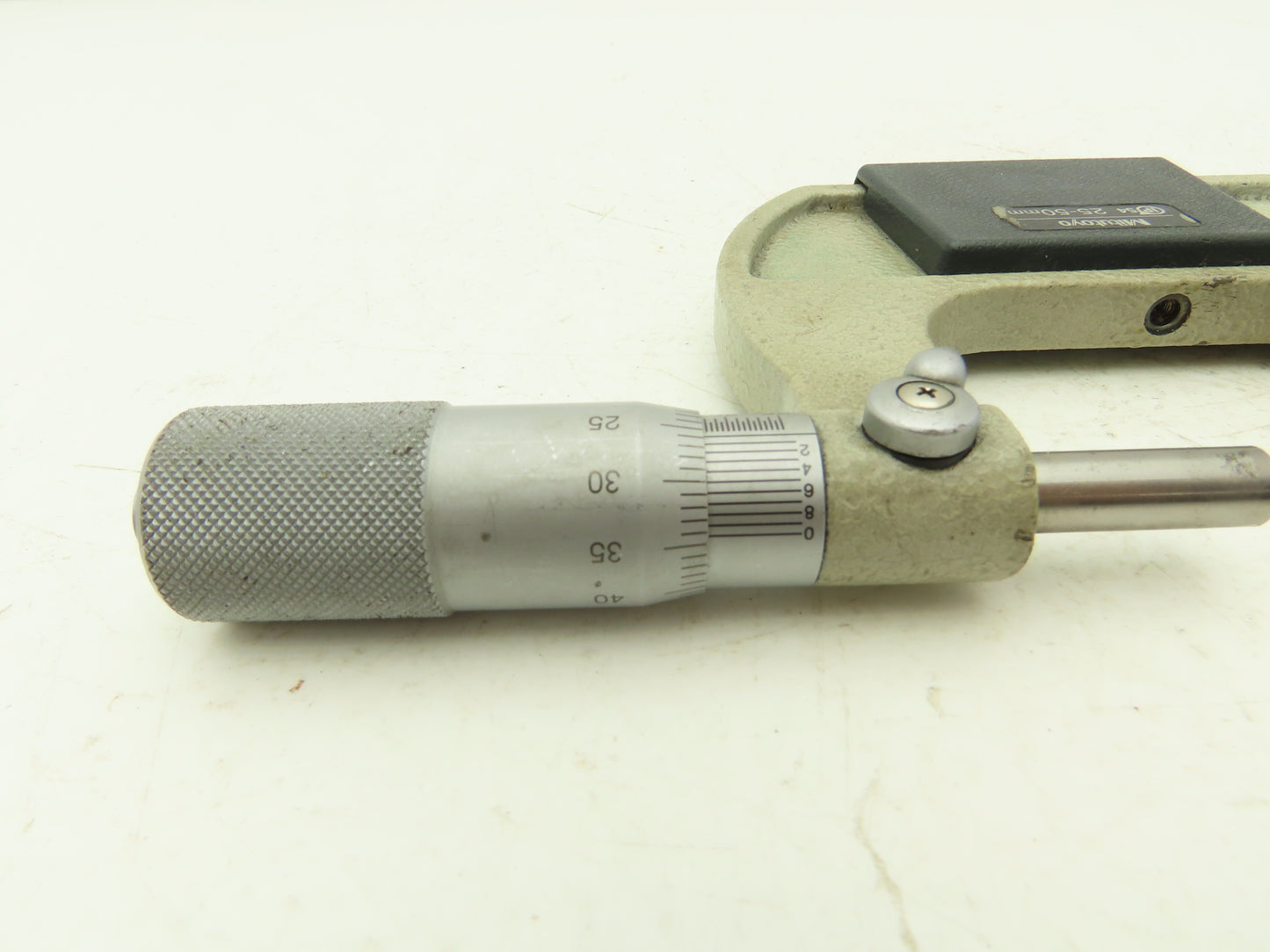 Mitutoyo 510-122 Indicating Micrometer 25-50mm Graduations .001mm Range +/- .060