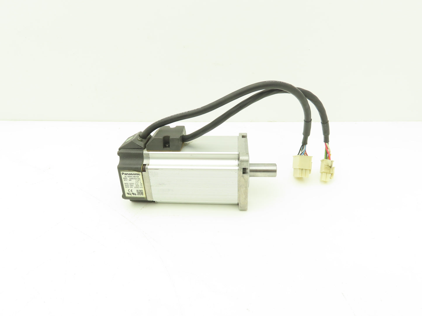 Panasonic MUMS042A1A0S Servo Motor 114V 2.5A 0.4kW 3Ph 3000RPM 200Hz 14mm Shaft