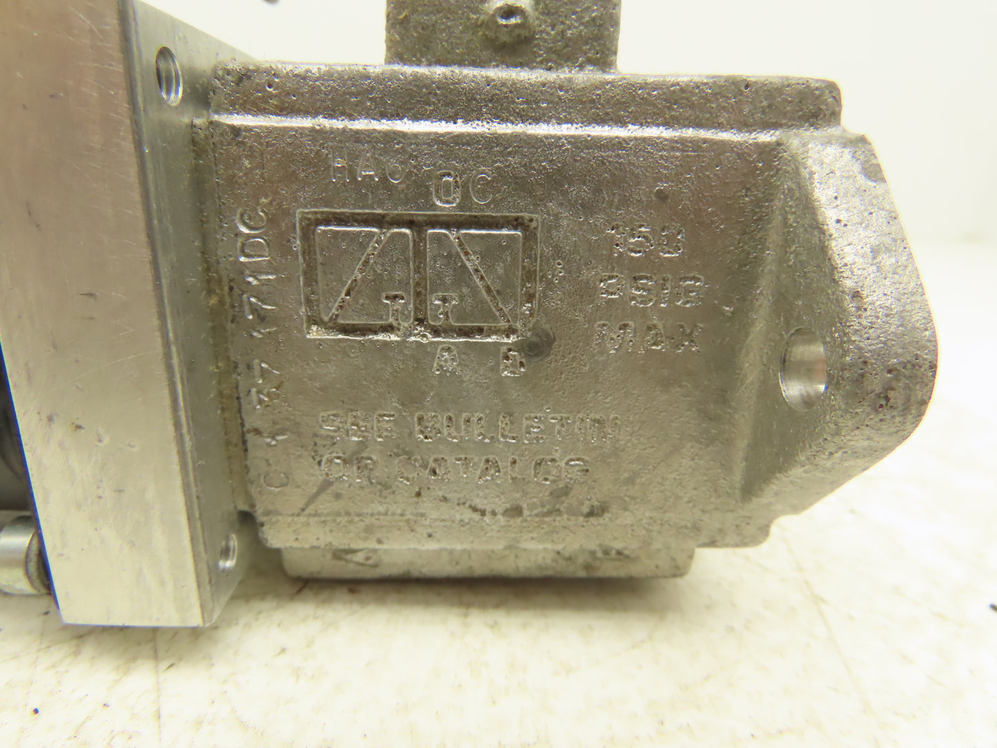 Parker C13717DC Solenoid Operated Pneumatic Air Valve 150PSIG 28VDC 3/8" NPT