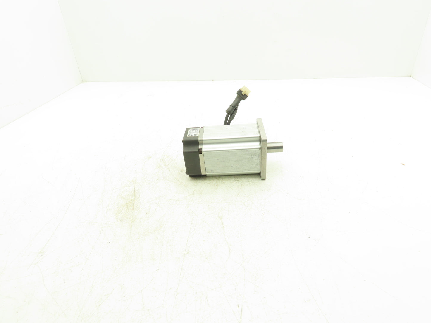 Panasonic MUMS082A1A0S Servo Motor 126V 4.3A 0.75kW 3Ph 3000RPM 200Hz 19mm Shaft