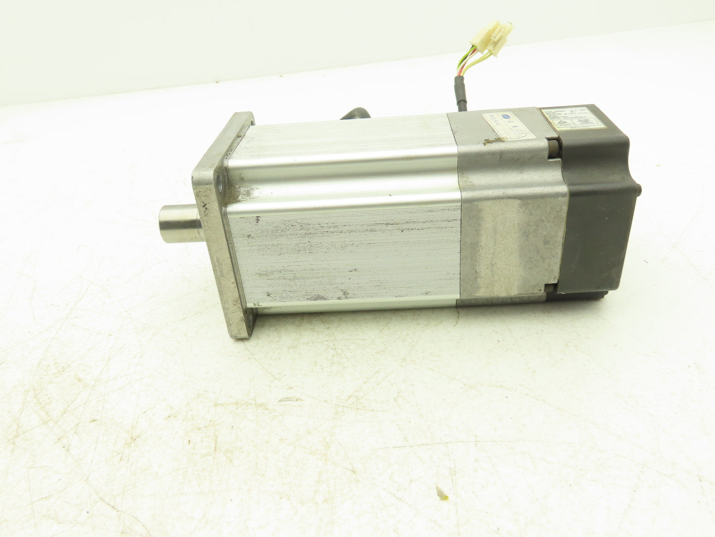 Panasonic MUMS082A1B0S Servo Motor 126V 4.3A 0.75kW 3Ph 3000RPM 200Hz 19mm Shaft
