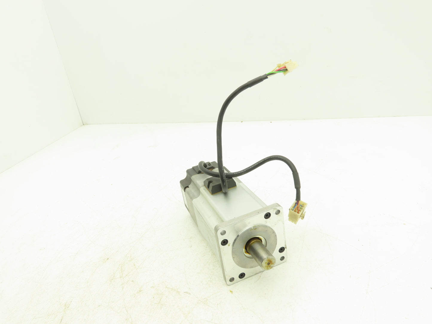 Panasonic MUMS082A1B0S Servo Motor 126V 4.3A 0.75kW 3Ph 3000RPM 200Hz 19mm Shaft