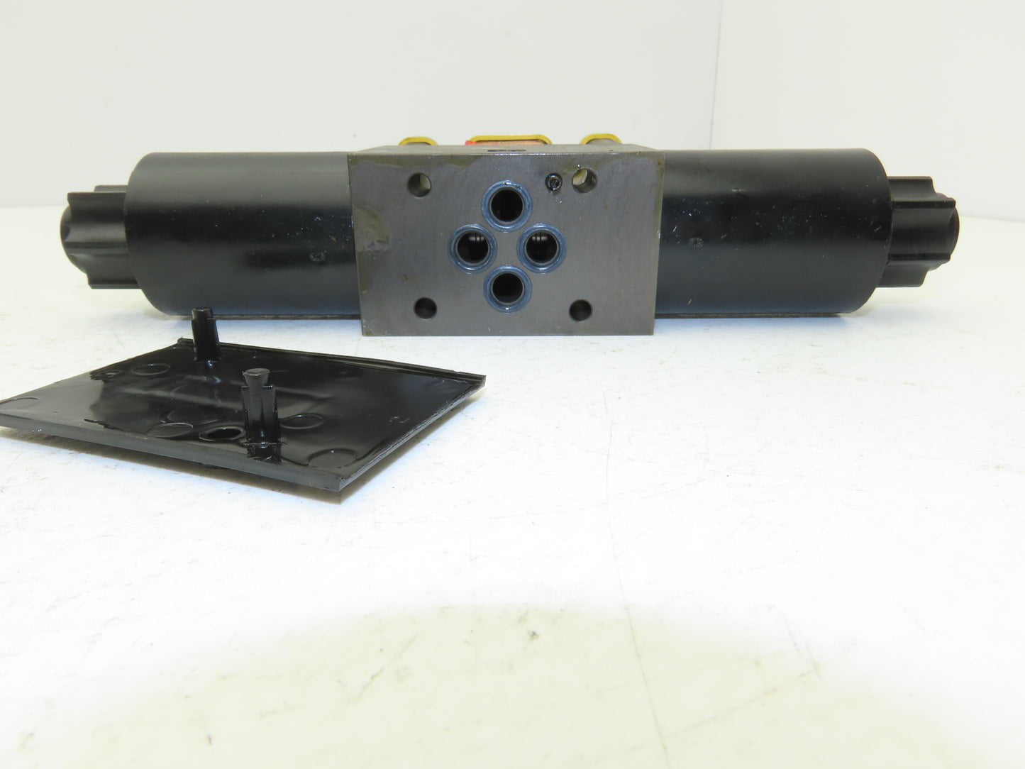 Parker D1VW004CNJCLM5682XB027 Hydraulic Directional Control Solenoid Valve 24VDC