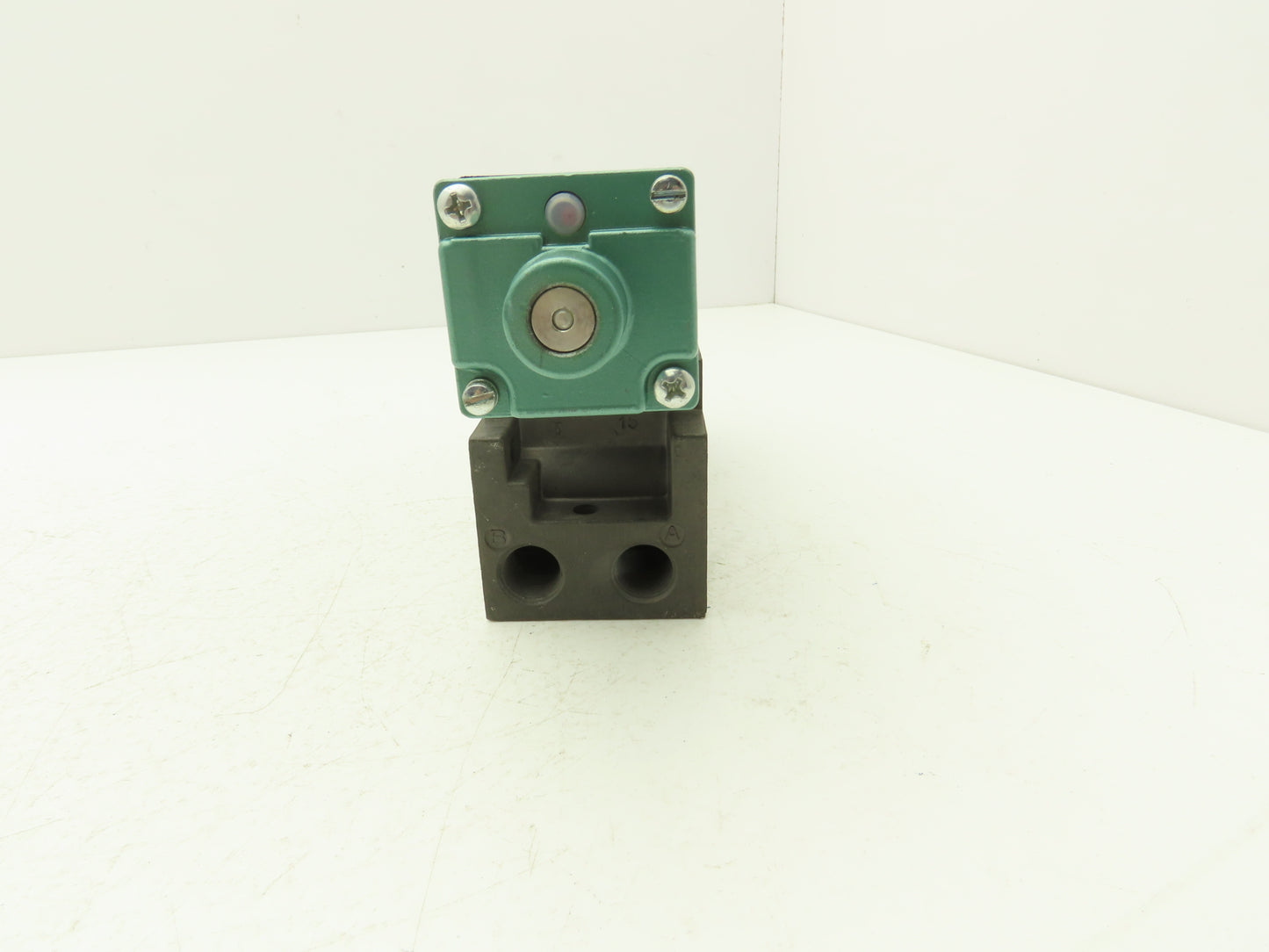 Numatics 152SS700M000061 Pneumatic Double Solenoid Valve 24VDC 150 PSI MK15