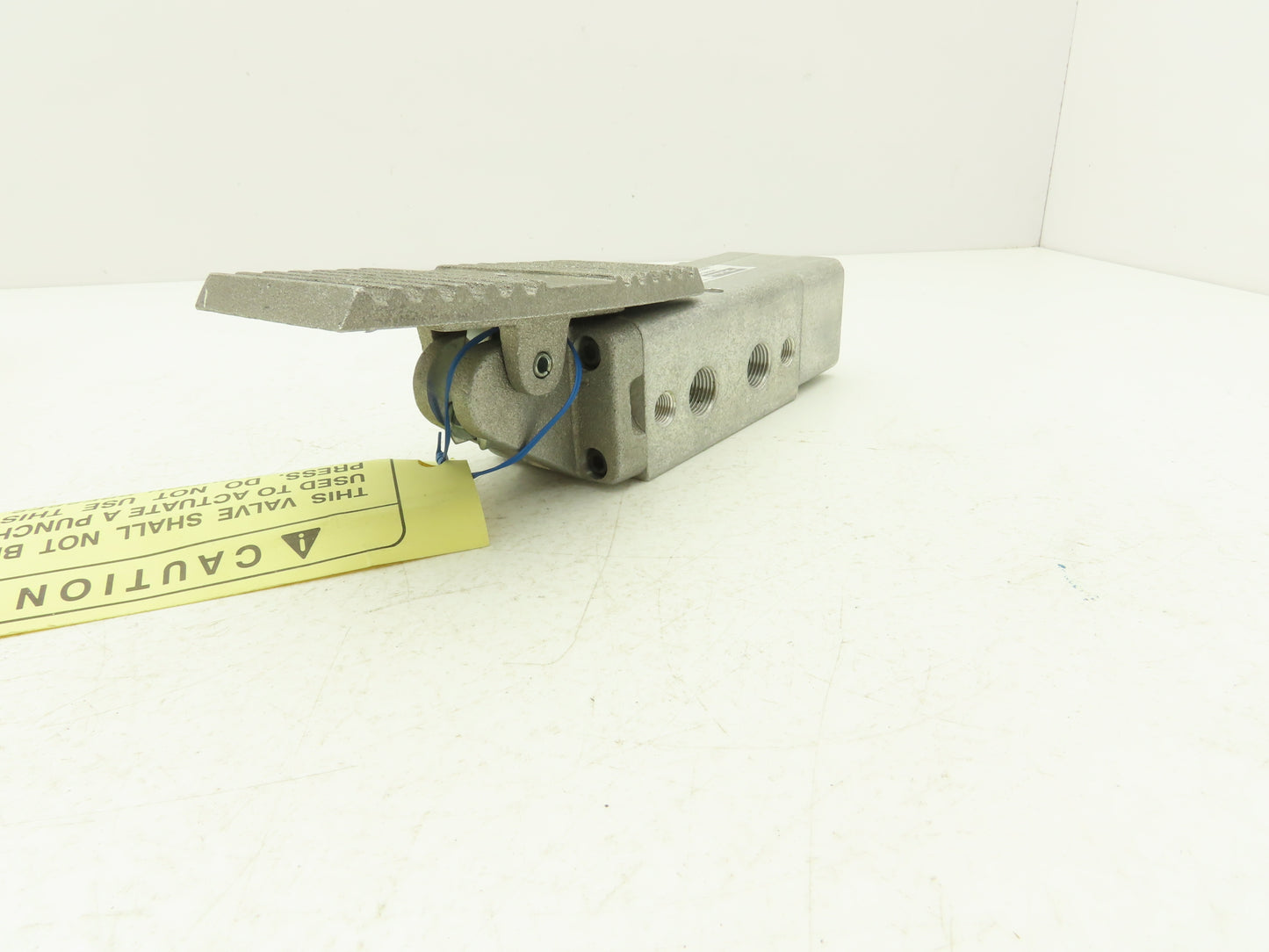Parker  531932000 Pneumatic Foot Valve Treadle 200 PSIG 5/2 Ports 3/8" & 1/8"NPT