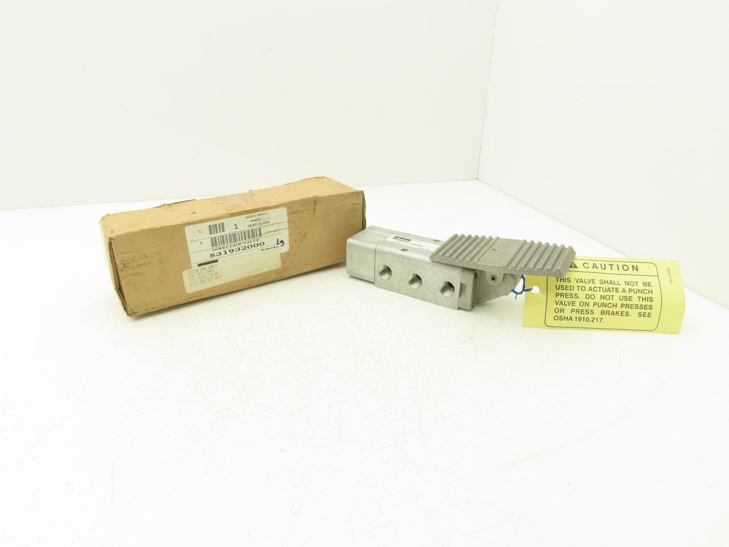 Parker  531932000 Pneumatic Foot Valve Treadle 200 PSIG 5/2 Ports 3/8" & 1/8"NPT