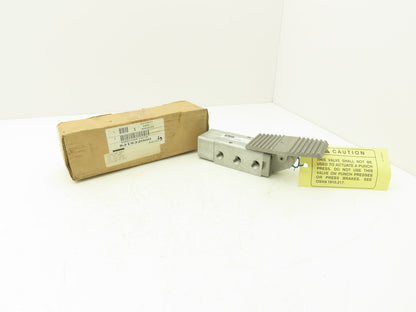 Parker  531932000 Pneumatic Foot Valve Treadle 200 PSIG 5/2 Ports 3/8" & 1/8"NPT