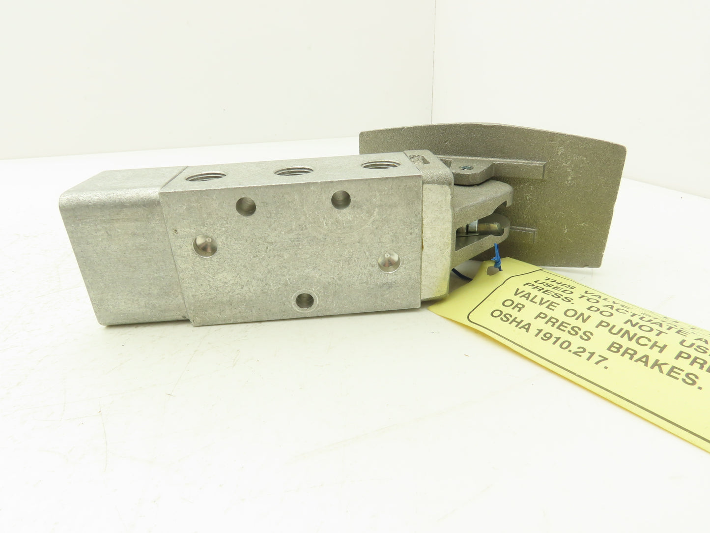 Parker  531932000 Pneumatic Foot Valve Treadle 200 PSIG 5/2 Ports 3/8" & 1/8"NPT
