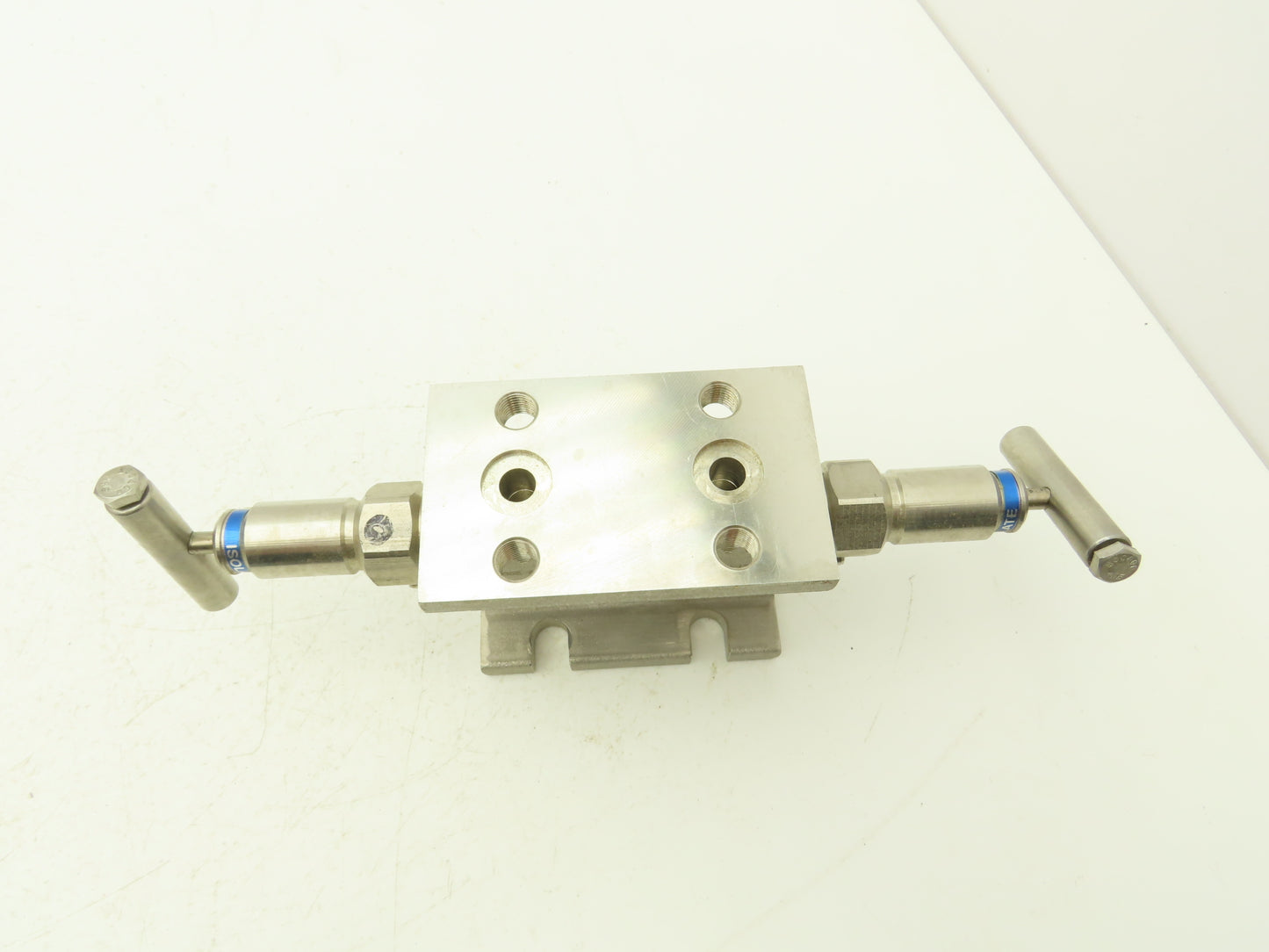 PGI M3-685SLT-W9 2 Valve Block Manifold Straight Style 1500PSI Max @200° 316SS
