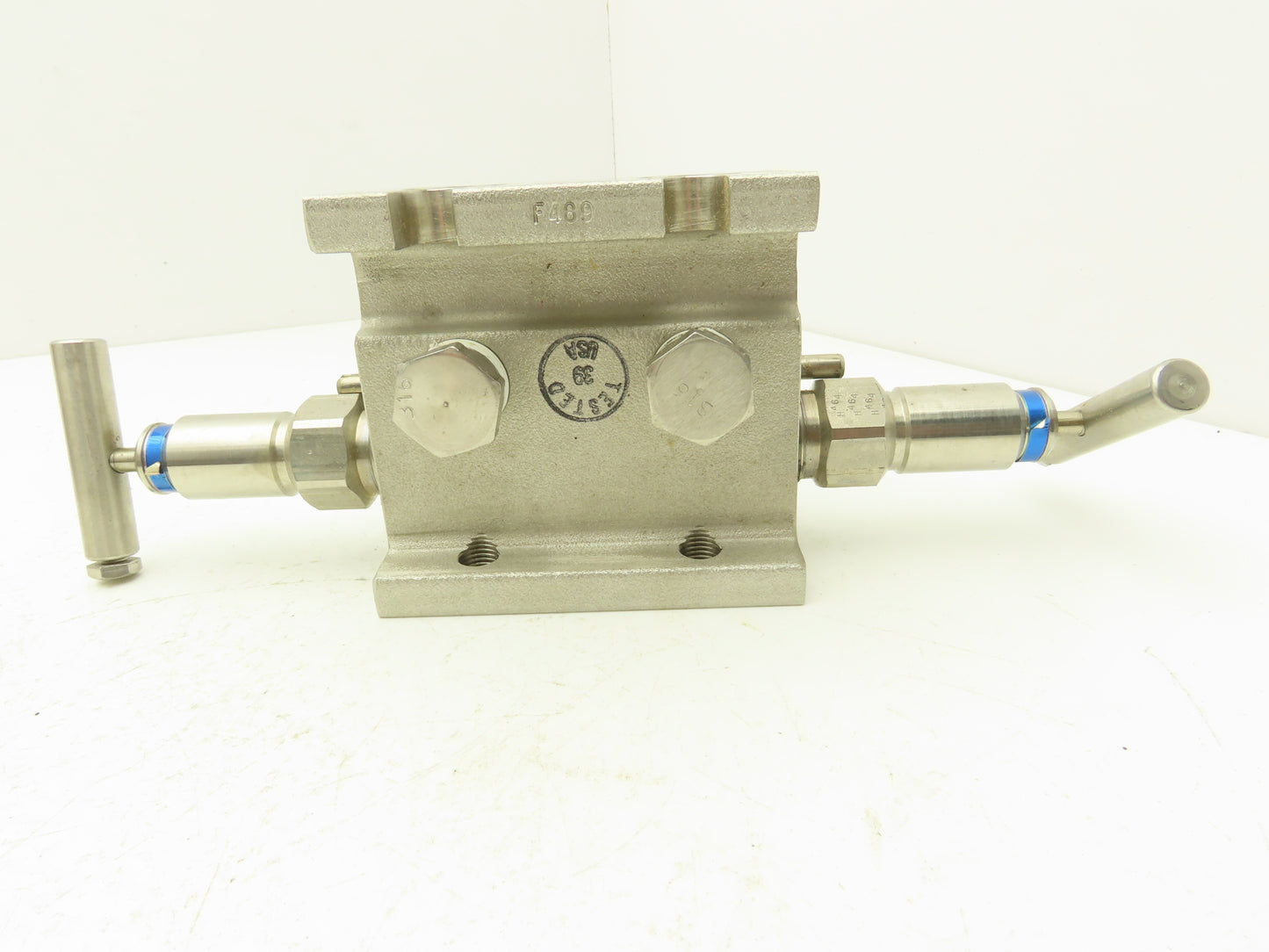 PGI M3-685SLT-W9 2 Valve Block Manifold Straight Style 1500PSI Max @200° 316SS