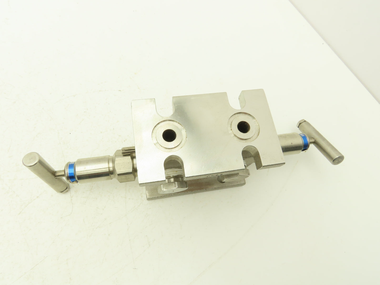 PGI M3-685SLT-W9 2 Valve Block Manifold Straight Style 1500PSI Max @200° 316SS