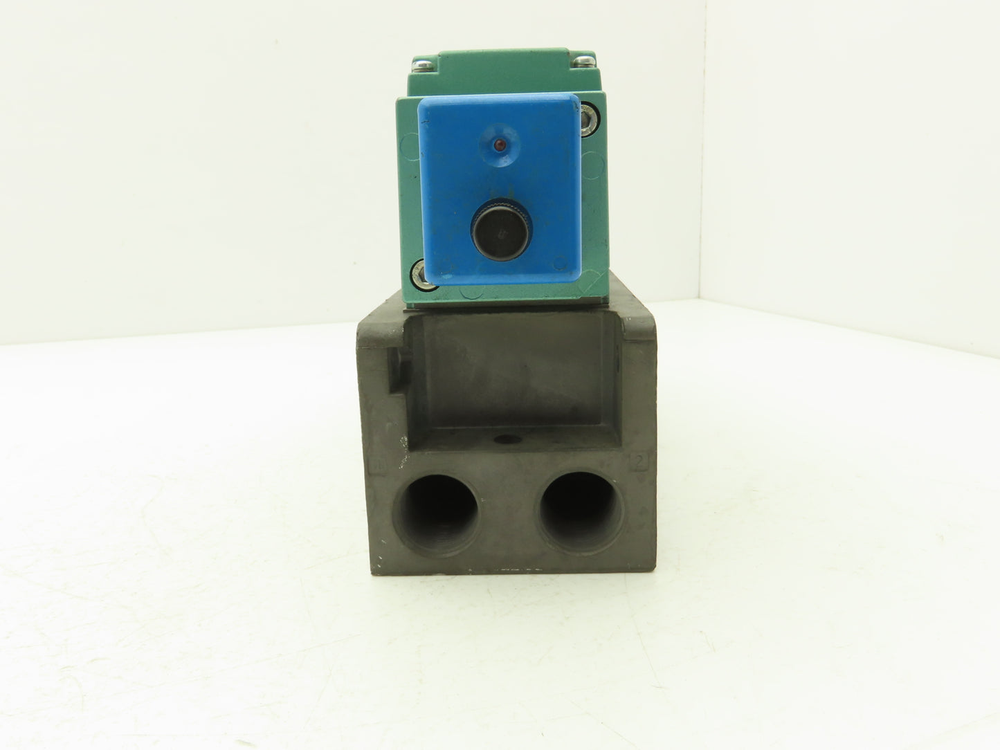 Numatics 135BB515MP00061 Solenoid Pilot Valve W/Manifold 150PSIG 24VDC