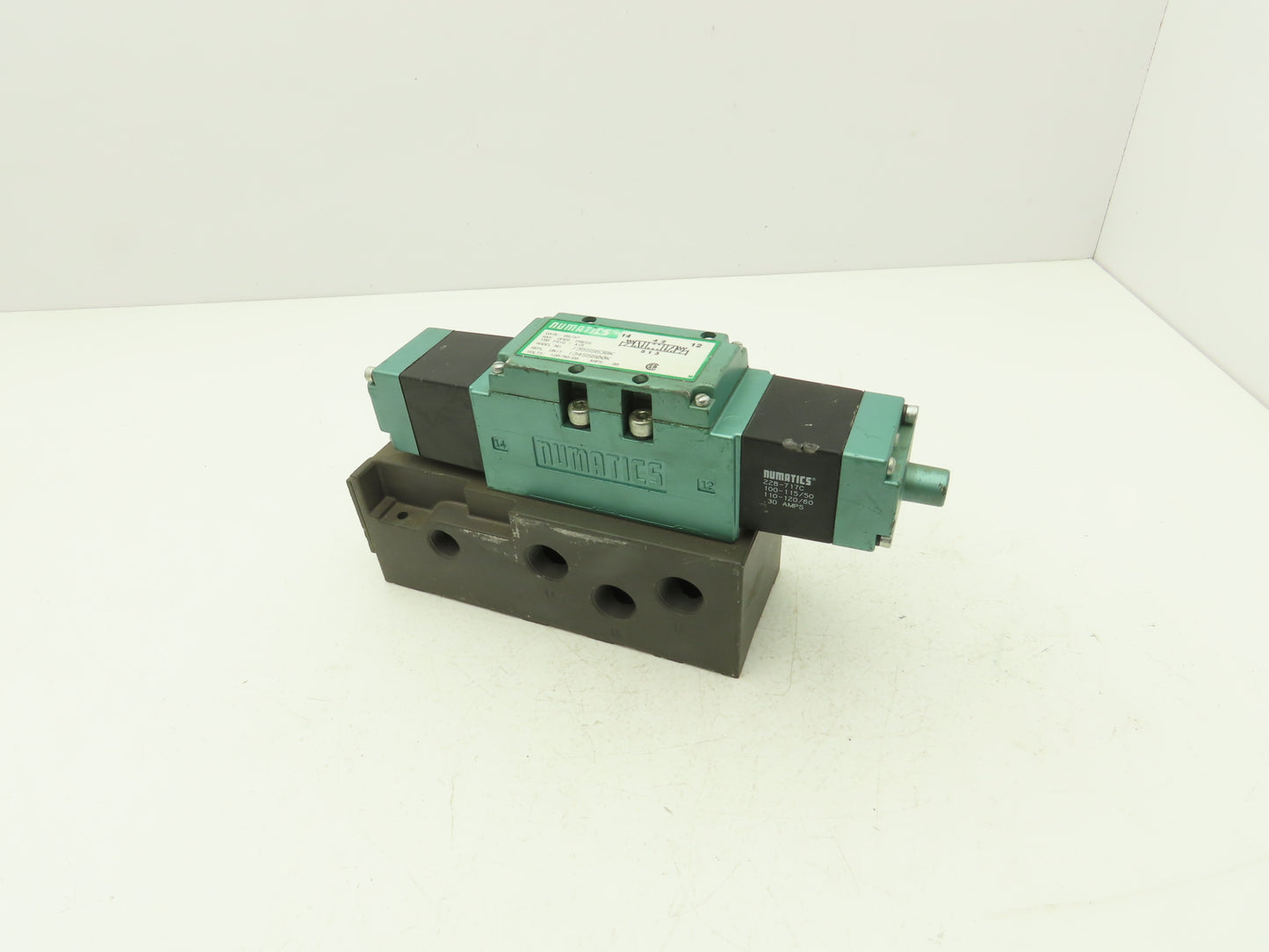 Numatics 135SS63BK Solenoid Pilot Valve W/Manifold 150PSIG 120VAC 50/60Hz