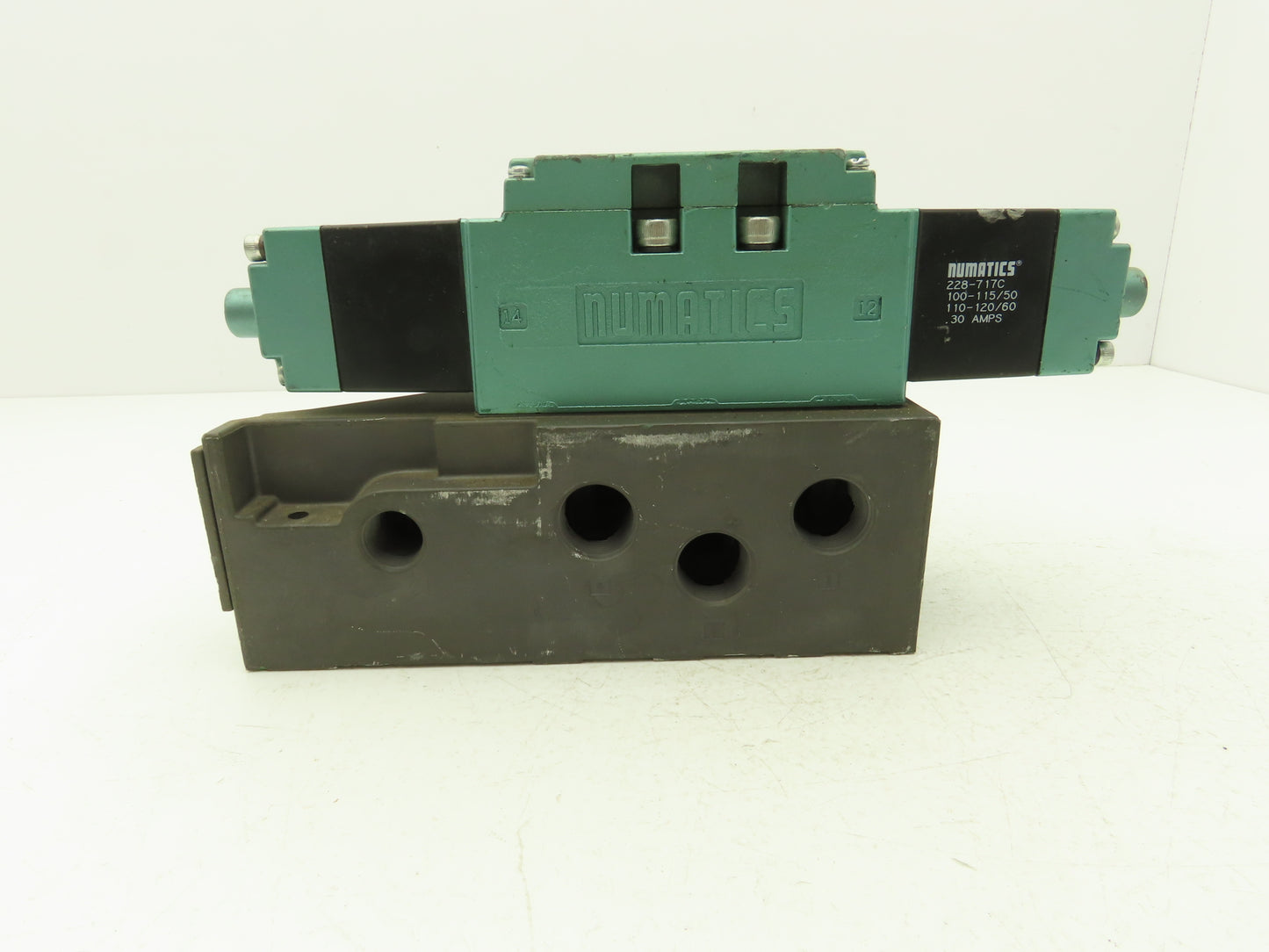 Numatics 135SS63BK Solenoid Pilot Valve W/Manifold 150PSIG 120VAC 50/60Hz