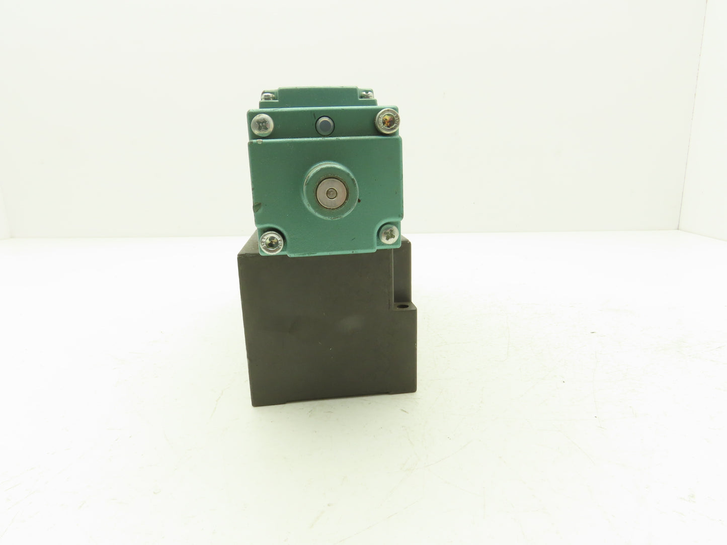 Numatics 135SS63BK Solenoid Pilot Valve W/Manifold 150PSIG 120VAC 50/60Hz