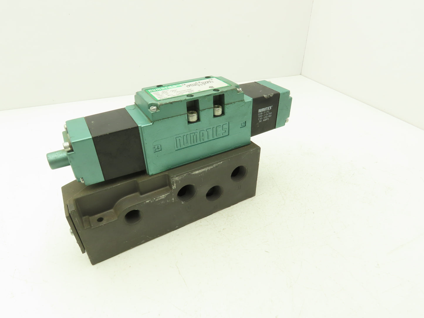 Numatics 135SS63BK Solenoid Pilot Valve W/Manifold 150PSIG 120VAC 50/60Hz