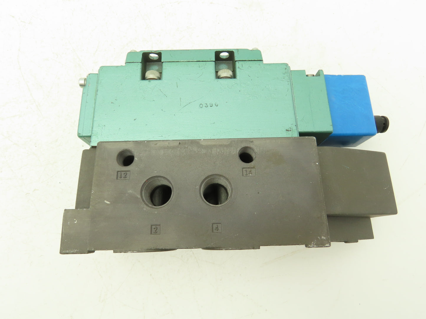Numatics 123BA43AM Pneumatic Air Solenoid Valve 150PSI 24VDC W/Manifold Base