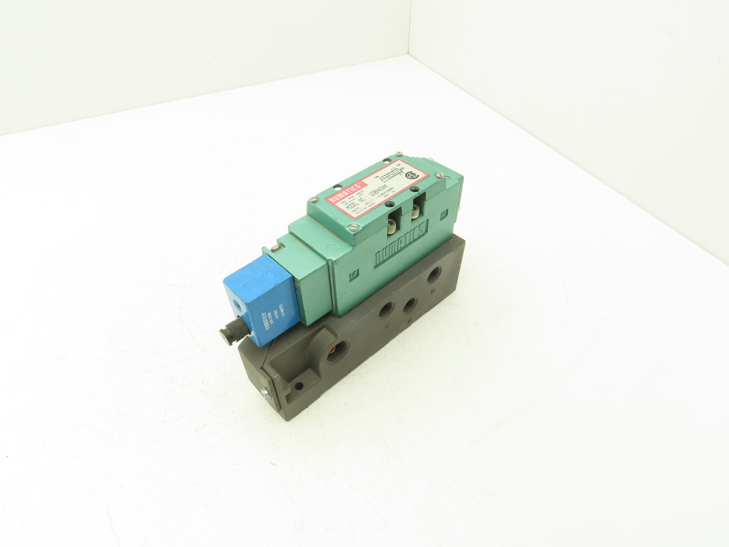 Numatics 123BA43AM Pneumatic Air Solenoid Valve 150PSI 24VDC W/Manifold Base