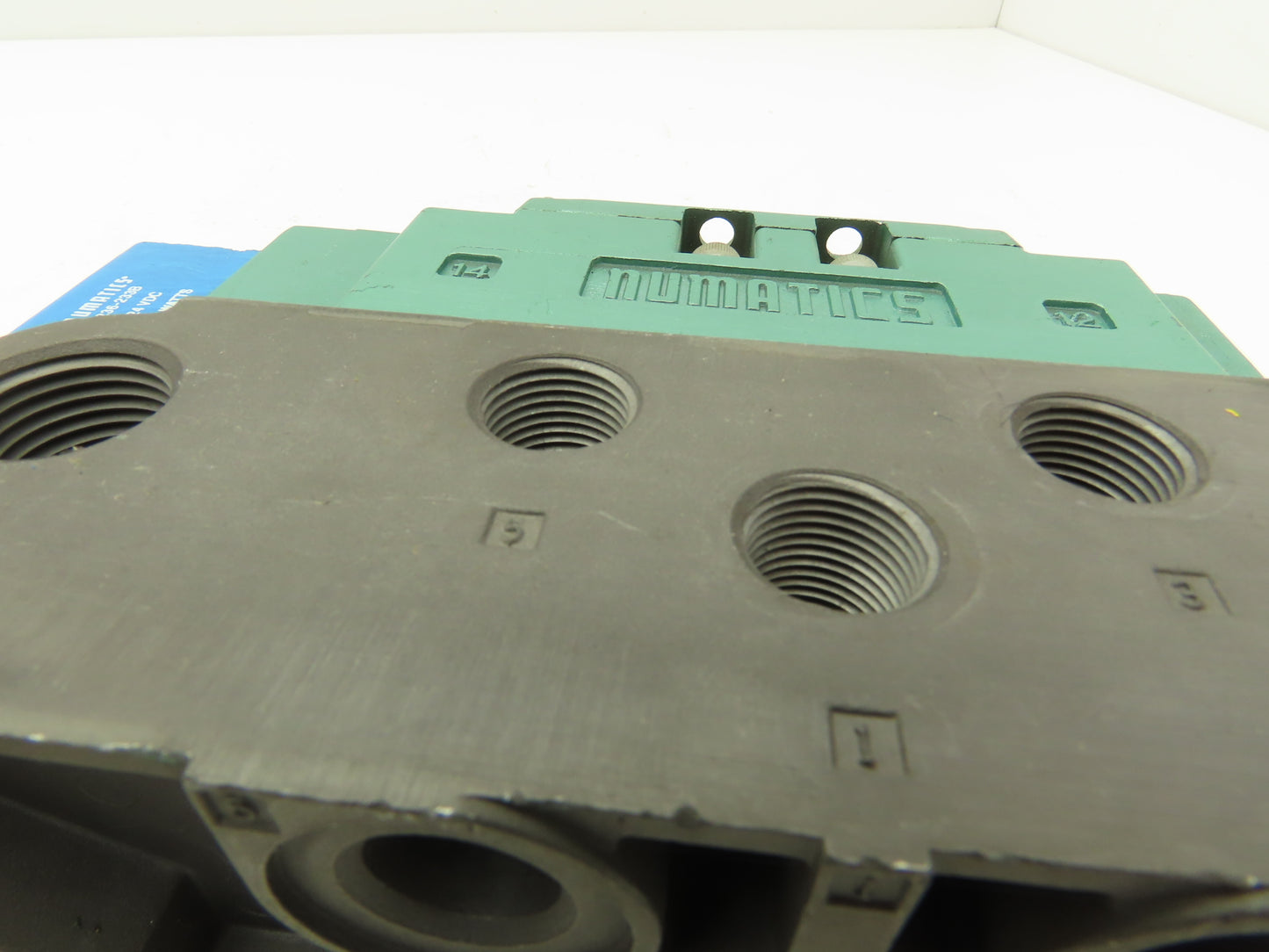 Numatics 123BA43AM Pneumatic Air Solenoid Valve 150PSI 24VDC W/Manifold Base