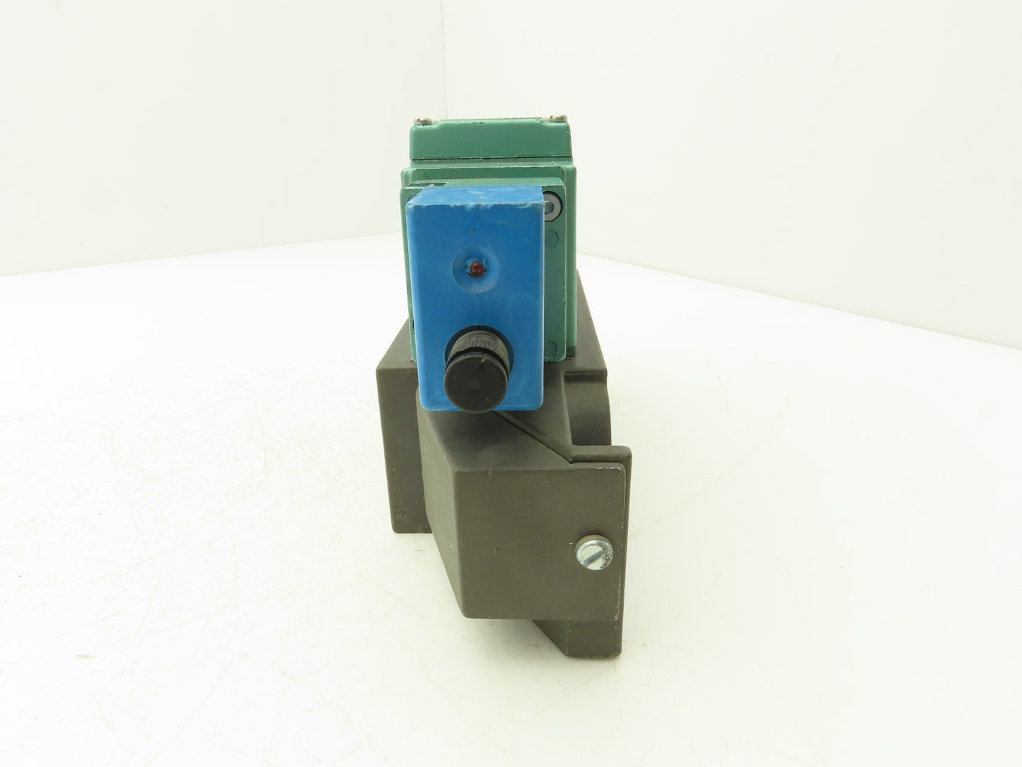 Numatics 123BA43AM Pneumatic Air Solenoid Valve 150PSI 24VDC W/Manifold Base