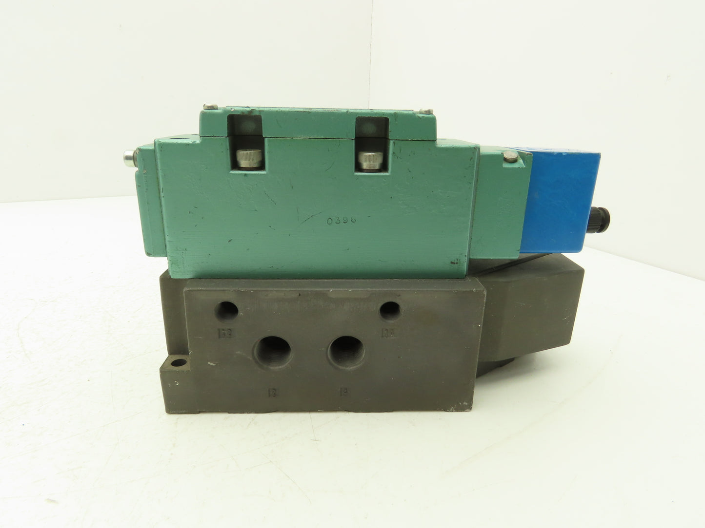 Numatics 123BA43AM Pneumatic Air Solenoid Valve 150PSI 24VDC W/Manifold Base