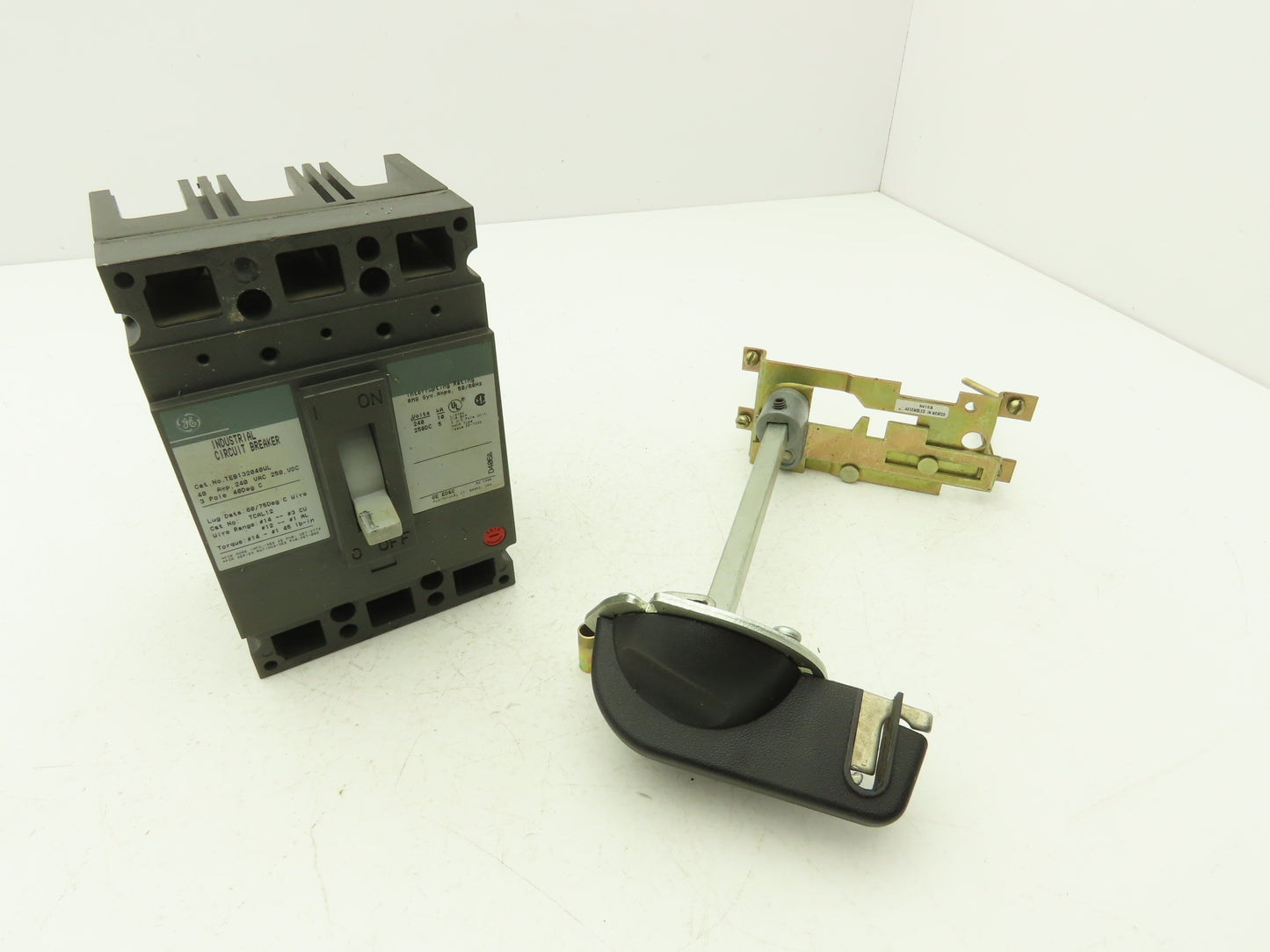 General Electric TEB132040WL Circuit Breaker With Disconnect 240VAC 40A 3 Pole