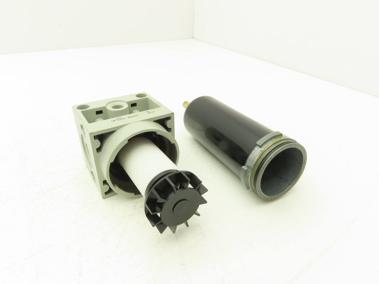 Numatics F22A-02AM Pneumatic Air Filter 40 Micron Sight Glass 200PSI Max 1/4"NPT