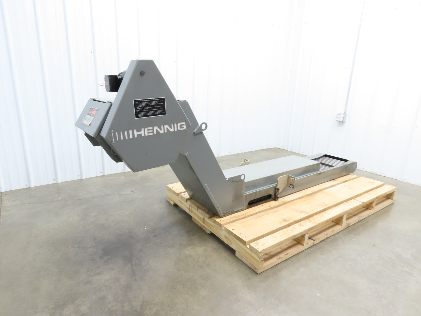 Hennig 8' 6" Chip Conveyor 16"W x 64" Infeed 19"H Discharge 230/460V 3PH