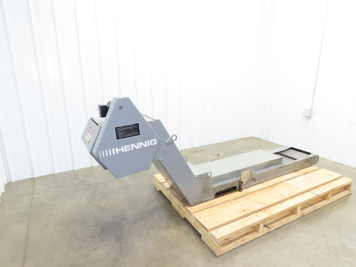Hennig 8' 6" Chip Conveyor 16"W x 64" Infeed 19"H Discharge 230/460V 3PH