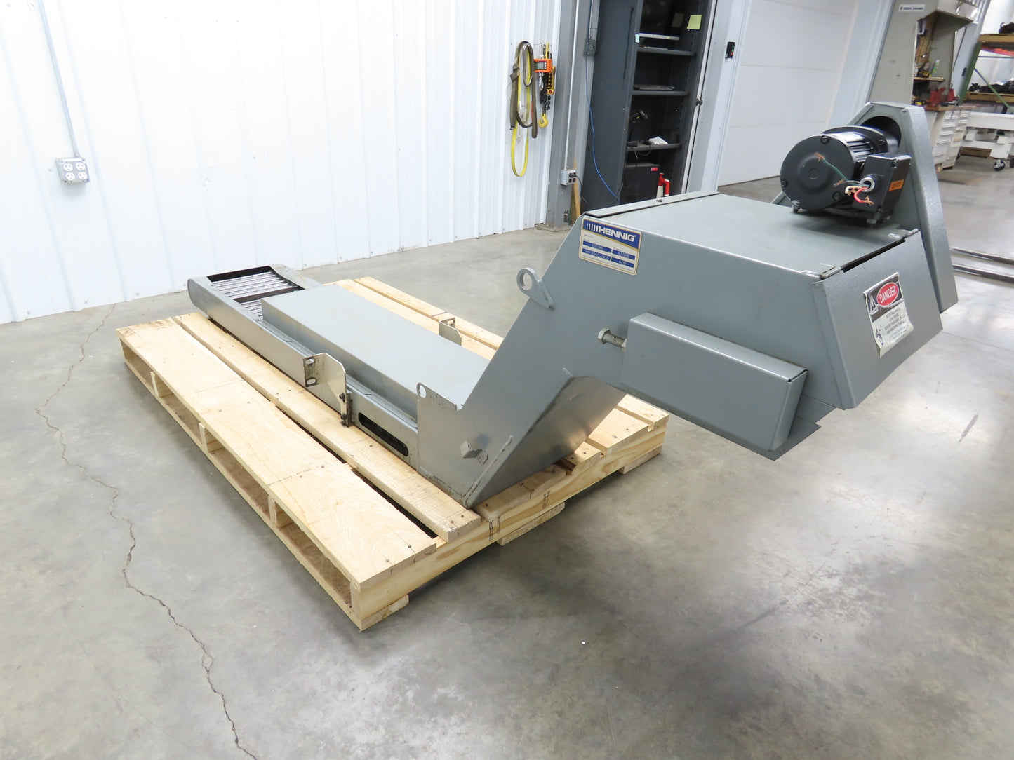 Hennig 8' 6" Chip Conveyor 16"W x 64" Infeed 19"H Discharge 230/460V 3PH