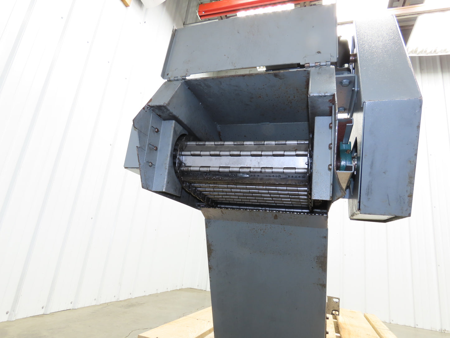 Hennig 8' 6" Chip Conveyor 16"W x 64" Infeed 19"H Discharge 230/460V 3PH