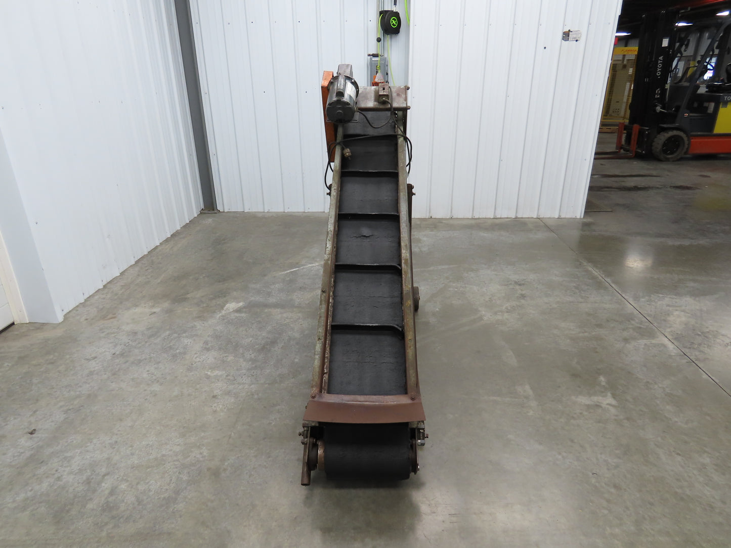 Speedways 84"L Adj Incline Portable Parts Conveyor 12" Cleated Belt 115/230V 1PH