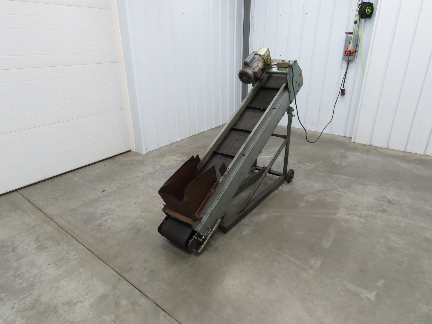 84"L Adj Incline Portable Parts Conveyor 10" Cleated Belt 115/230V 1PH 70FPM