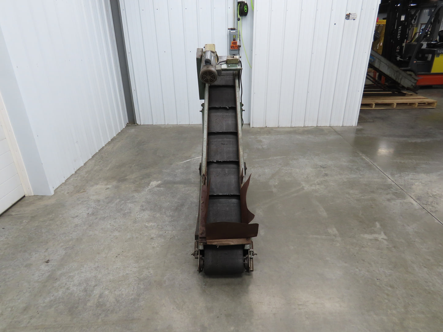 84"L Adj Incline Portable Parts Conveyor 10" Cleated Belt 115/230V 1PH 70FPM